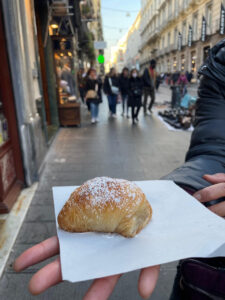 食べ歩きもできるsfogliatella