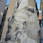 スペイン地区のアパートの外壁のアートが観光客にも人気です